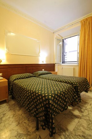 Desk, cribs/infant beds, bed sheets - Hotel Rosetta (Rome)