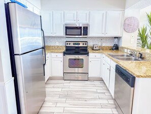 雪櫃、微波爐、焗爐、爐具