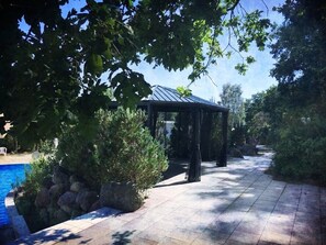 Piscina interna, piscina externa sazonal, guarda-sóis, espreguiçadeiras