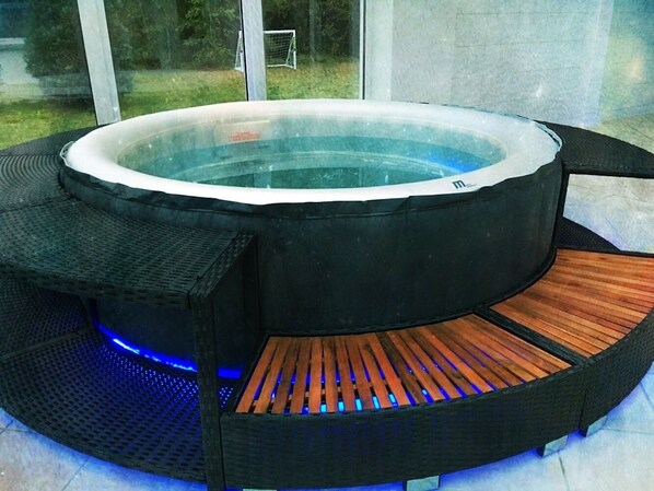 Un sauna, una bañera de hidromasaje