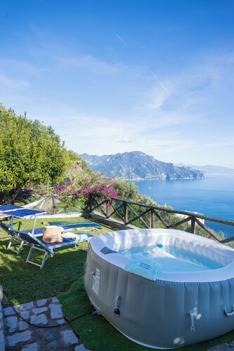 Casa NENNO with garden-solarium and beautiful view of the sea and the coast