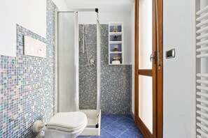 Bathtub, hair dryer, bidet, towels