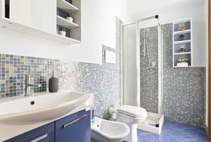 Badewanne, Haartrockner, Bidet, Handtücher