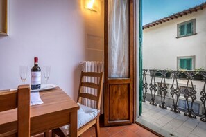 Outdoor dining - An ideal apartment for a couple by Mmega (Firenze)