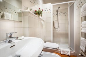 Douche, sèche-cheveux, bidet, shampoing