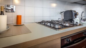 Eine moderne Küche mit einem Gasherd, einem Toaster und einer Kaffeemaschine.