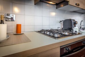Een koelkast, een oven, een koffiezetapparaat/waterkoker