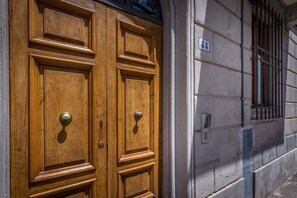 Exterior detail - An ideal apartment for a couple by Mmega (Firenze)