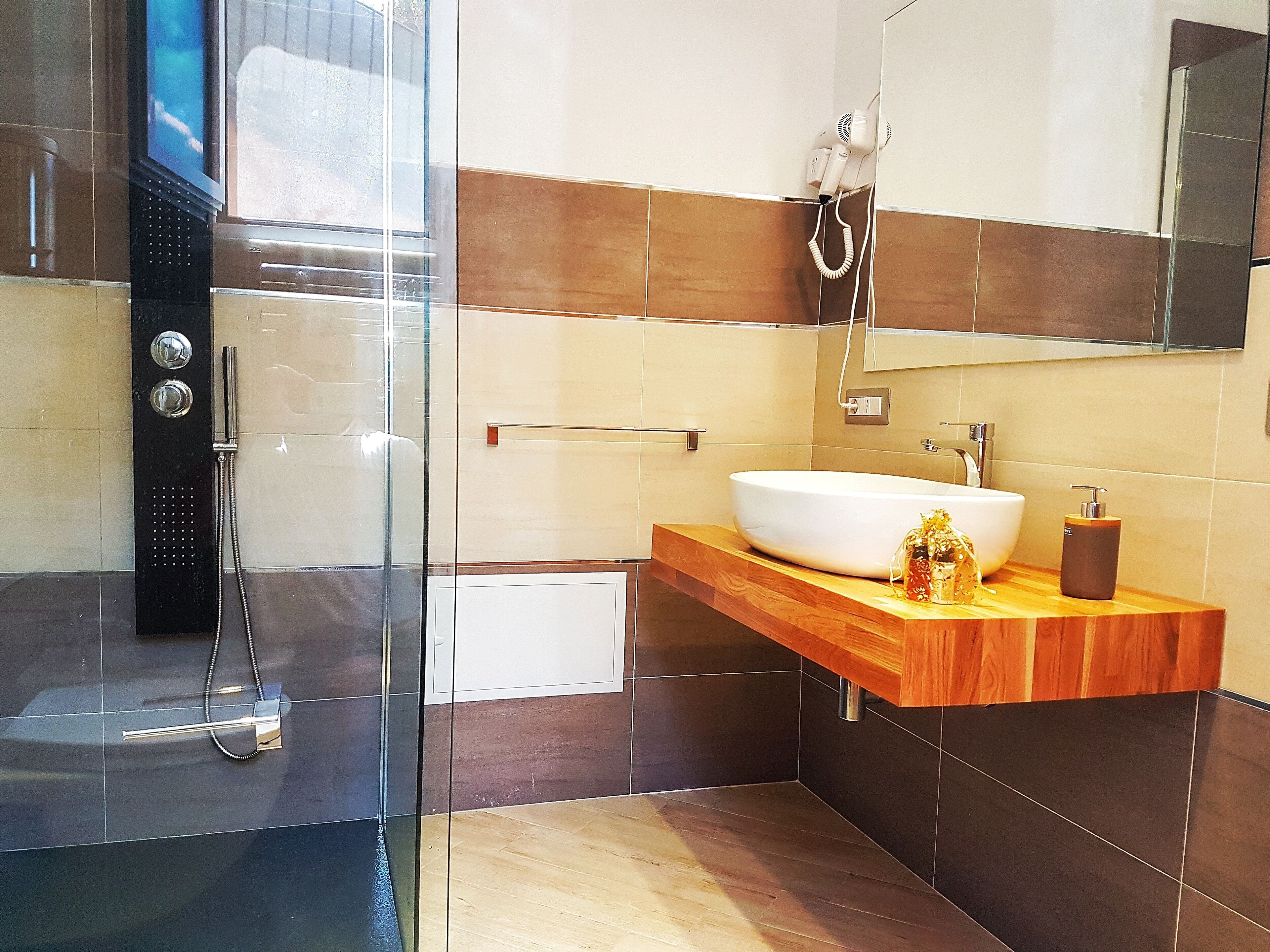 Double Room, Sea View | Bathroom | Shower, rainfall showerhead, free toiletries, hair dryer
