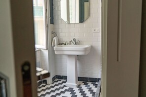Standard Double Room | Bathroom | Shower, rainfall showerhead, free toiletries, hair dryer