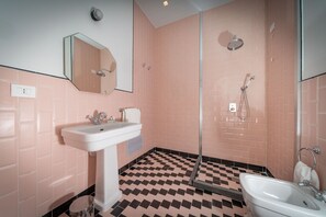 Comfort vierpersoonskamer | Badkamer | Een douche, een regendouche, gratis toiletartikelen, een haardroger