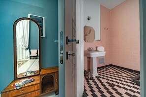 Comfort Quadruple Room | Bathroom | Shower, rainfall showerhead, free toiletries, hair dryer - Il Fiore D'Oro Luxury Holiday House (Naples)