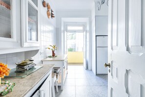 Een koelkast, een microgolfoven, een oven, een kookplaat