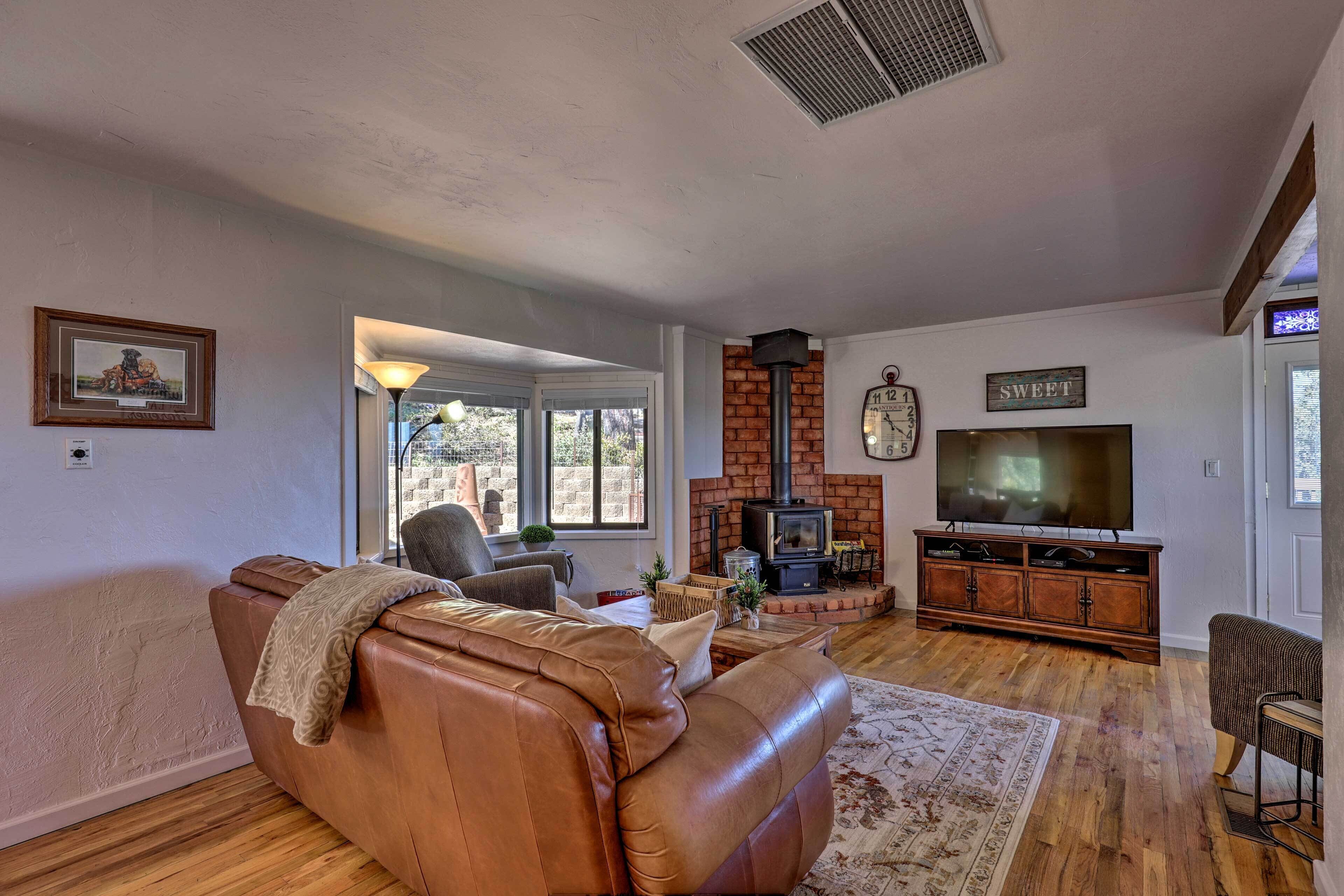 Prescott Cabin w/ Deck & Mtn Views: 4 Mi Downtown!