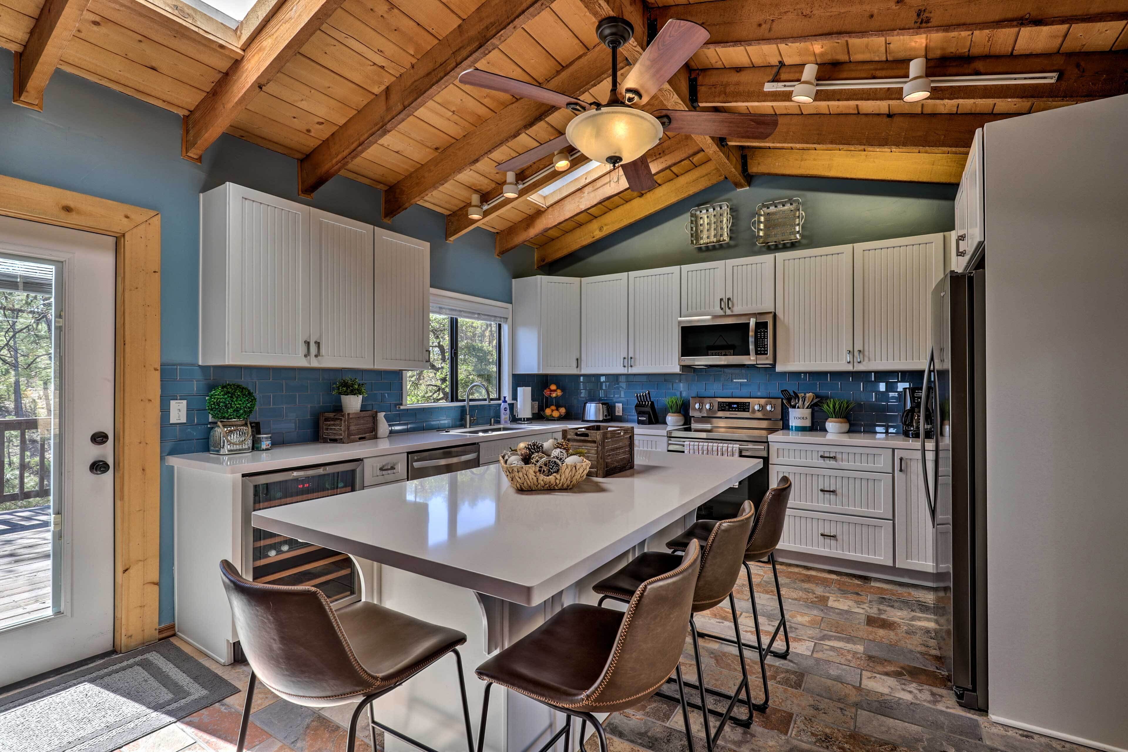 Prescott Cabin w/ Deck & Mtn Views: 4 Mi Downtown!