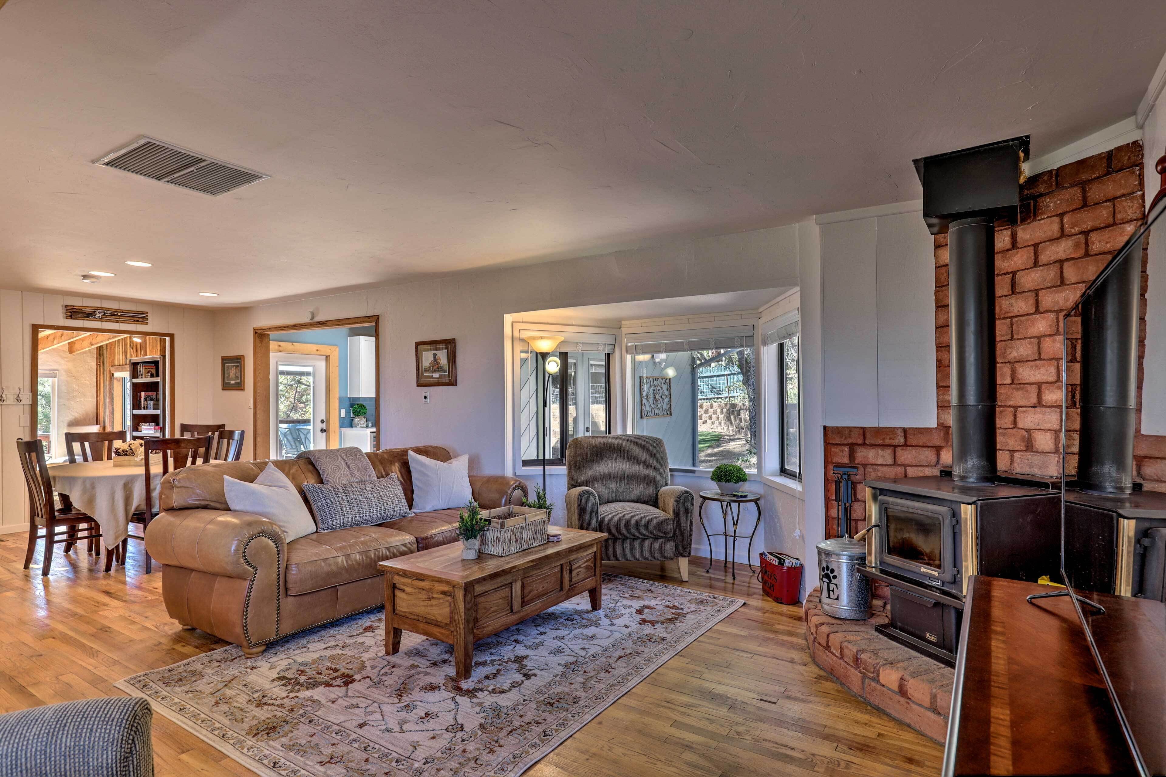 Prescott Cabin w/ Deck & Mtn Views: 4 Mi Downtown!