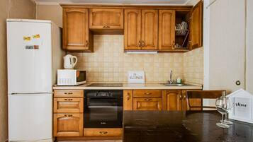 Apartment | Eigene Küche | Großer Kühlschrank, Mikrowelle, Ofen, Herdplatte