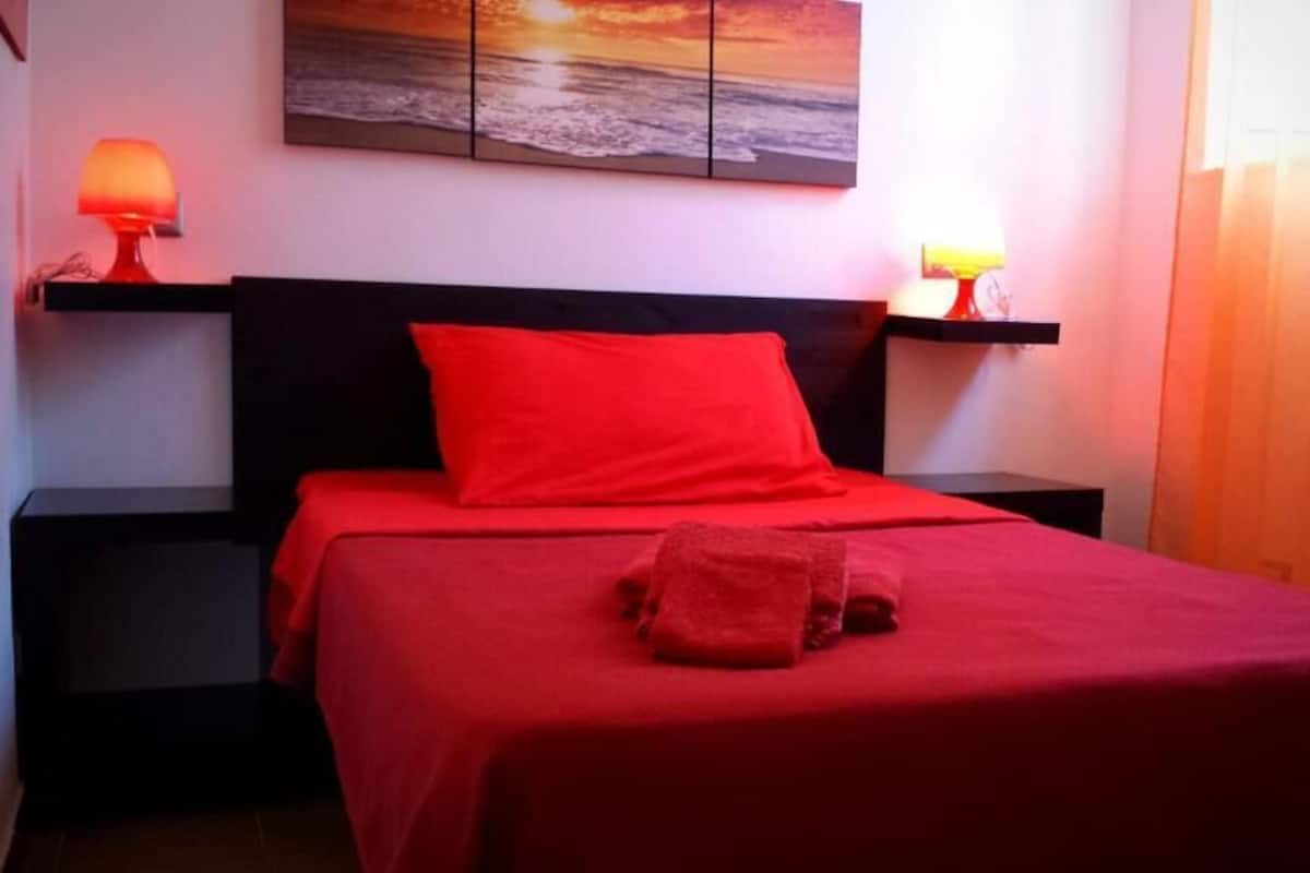 Chambre simple | Minibar, lit de bébé (gratuit), accès au Wi-Fi (inclus), literie fournie
