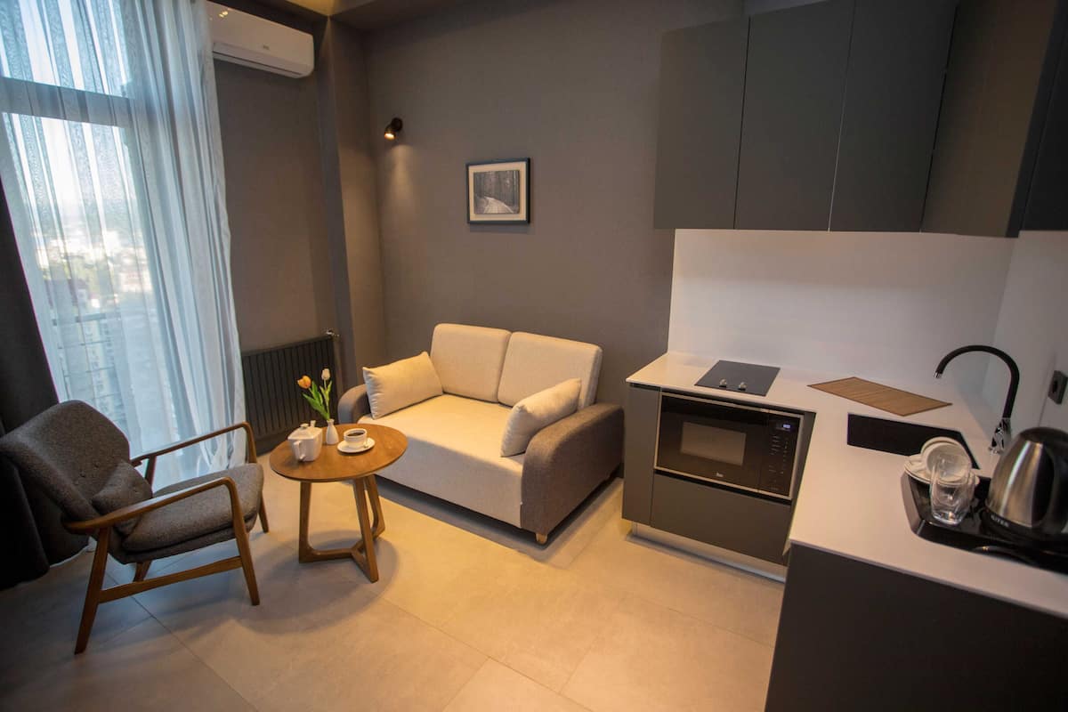 Standaard appartement | Woonruimte | Een flatscreentelevisie