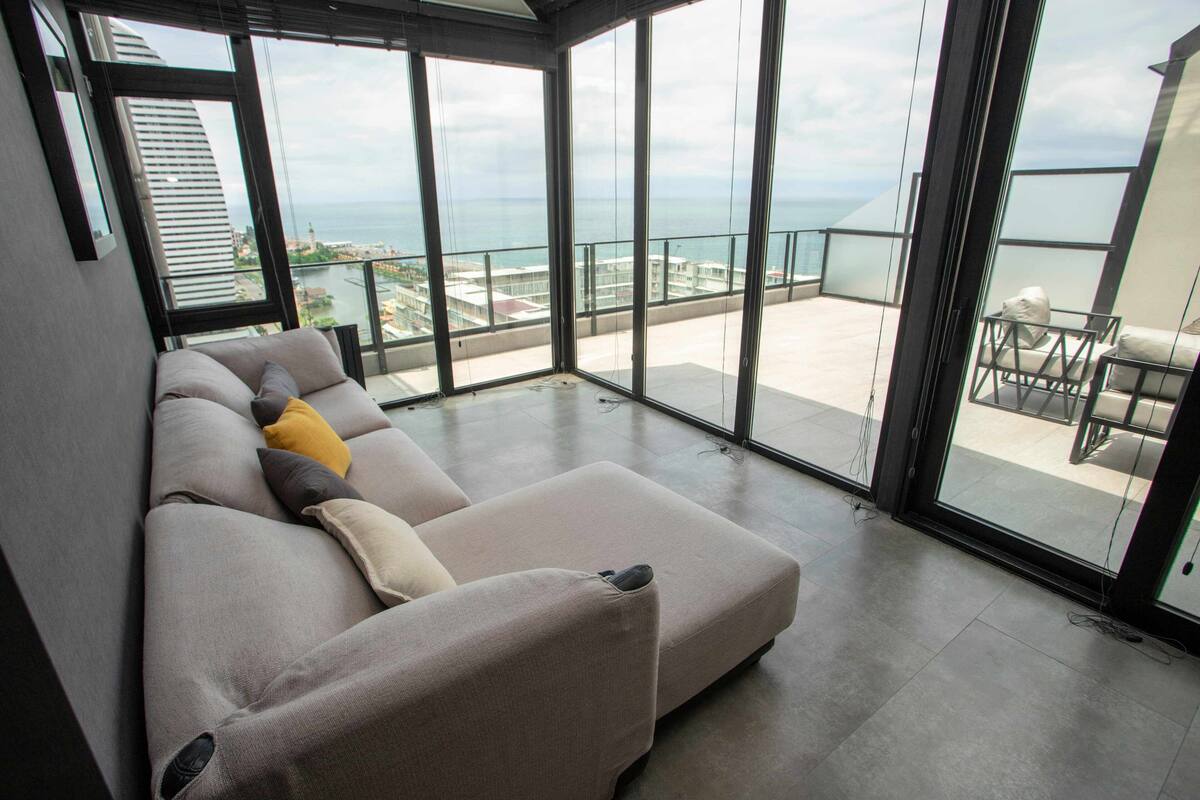 Apartamento luxo, 2 quartos | Sala de estar | TV de tela plana