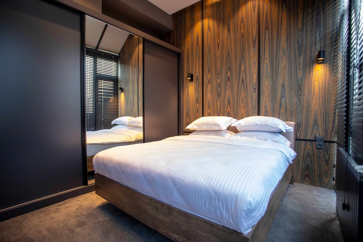 Deluxe Queen Room | Roupas de cama premium, escrivaninha, cortinas blackout