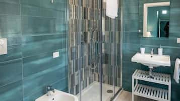 Douche, articles de toilette gratuits, bidet, serviettes fournies