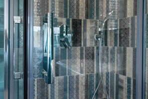 バスルームのシャワー