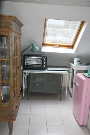Kühlschrank, Mikrowelle, Ofen, Herdplatte