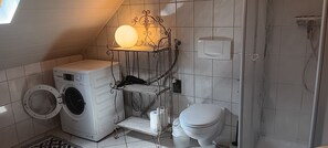 Dusch, hårtork, handdukar och tvål