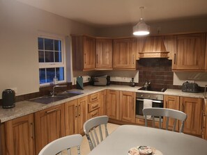 Maison Familiale | Cuisine privée | Grand réfrigérateur, micro-ondes, four, plaque de cuisson