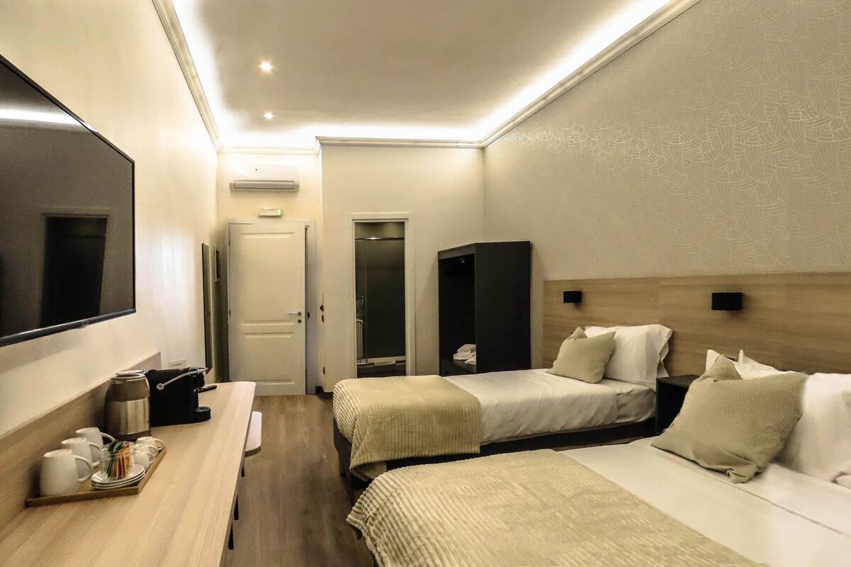 Superior-Dreibettzimmer | Allergikerbettwaren, Schreibtisch, laptopgeeigneter Arbeitsplatz
