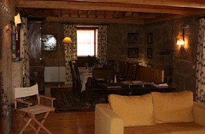 Traditional Double or Twin Room | Shared kitchen | Full-size fridge, microwave, oven, highchair - Quinta da Fonte Arcada (Penafiel)
