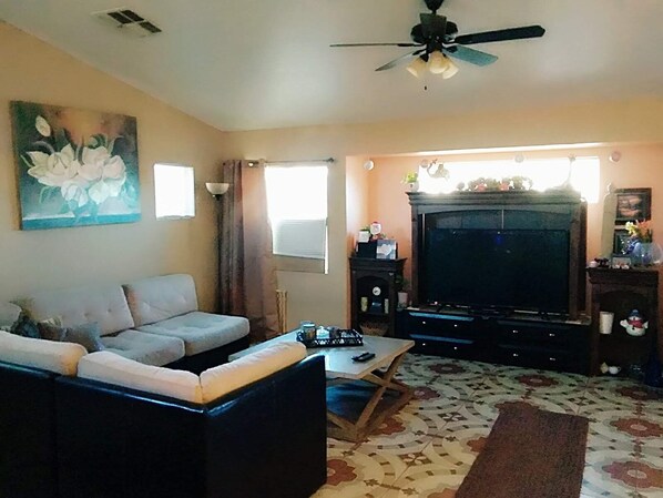 TV, fireplace - Entire Home 20min to Strip/ 6 beds Sleeps 10 (North Las Vegas)