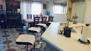 Dining - Entire Home 20min to Strip/ 6 beds Sleeps 10 (North Las Vegas)