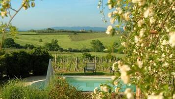 Piscine extérieure (ouverte en saison), chaises longues