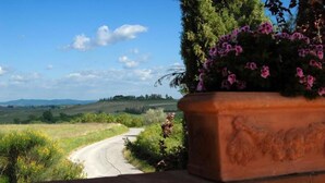 A rural road with a view of rolling hills and a clear sky. - Tenuta S. Agnese (Montepulciano)