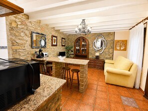 Apartment, Private Bathroom (Una habitación anexo) | Lounge - Apartamentos La Gloria (Santillana del Mar)