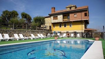 Outdoor pool, pool loungers
