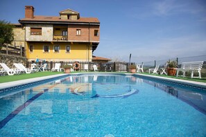 Outdoor pool, pool loungers - Apartamentos La Gloria (Santillana del Mar)