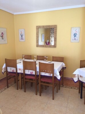 Restaurant - Hostal Mónica (Valle De Valdebezana)