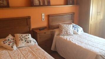 Habitación con 2 camas individuales | Wifi gratis y ropa de cama