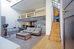 Apartment, 1 Schlafzimmer, Terrasse | Wohnbereich | 32-Zoll-LCD-Fernseher mit Digitalempfang, Fernseher