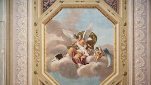 A ceiling with an octagonal frame, a fresco of cherubs and a winged figure, and ornate moldings. - Ponte Vecchio Affresco (Florence)