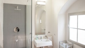 A modern bathroom with a shower, sink, and large mirror. - Ponte Vecchio Affresco (Florence)