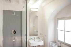 Appartamento, 2 camere da letto | Bagno | Doccia, asciugacapelli, bidet, asciugamani