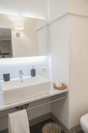 Apartamento, 2 quartos | Pia do banheiro