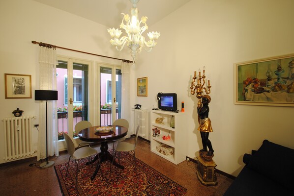 Apartment, 1 Bedroom | In-room dining