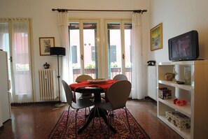 Apartment, 1 Schlafzimmer | Essbereich im Zimmer