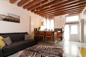 Apartment, 1 Schlafzimmer | Wohnbereich | 32-Zoll-LCD-Fernseher mit Digitalempfang, Fernseher