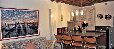 Apartment, 1 Schlafzimmer | Wohnbereich | 32-Zoll-LCD-Fernseher mit Digitalempfang, Fernseher